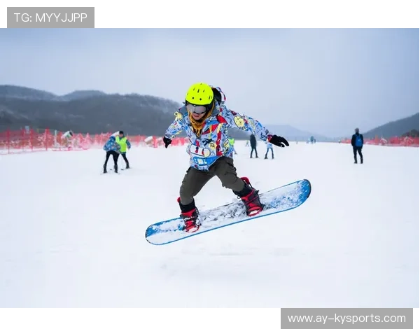 高山滑雪训练营设立家庭陪练与安全课程提升亲子参与，高山滑雪专项训练